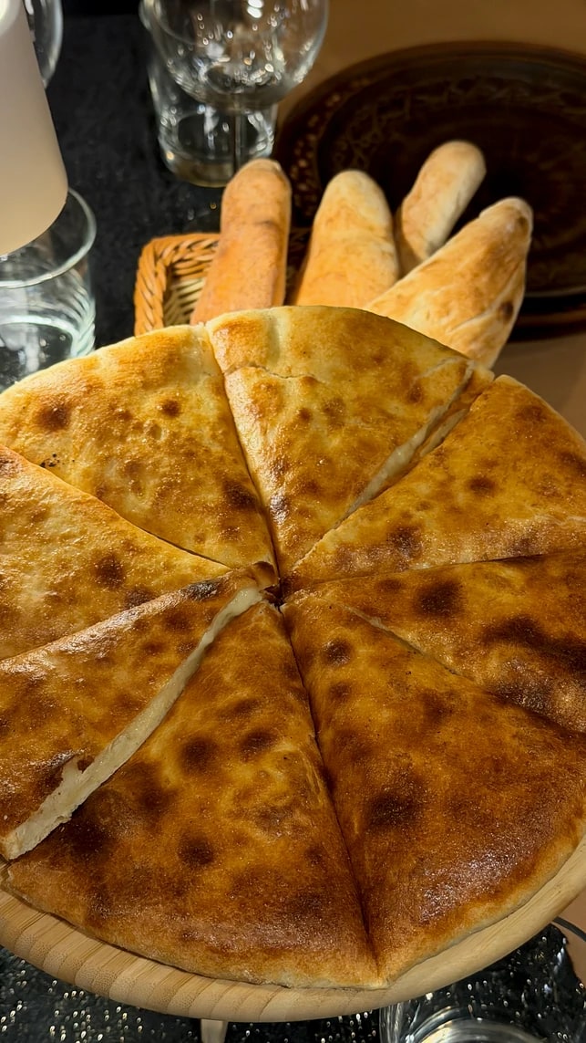 Frisch gebackenes georgisches Käsebrot