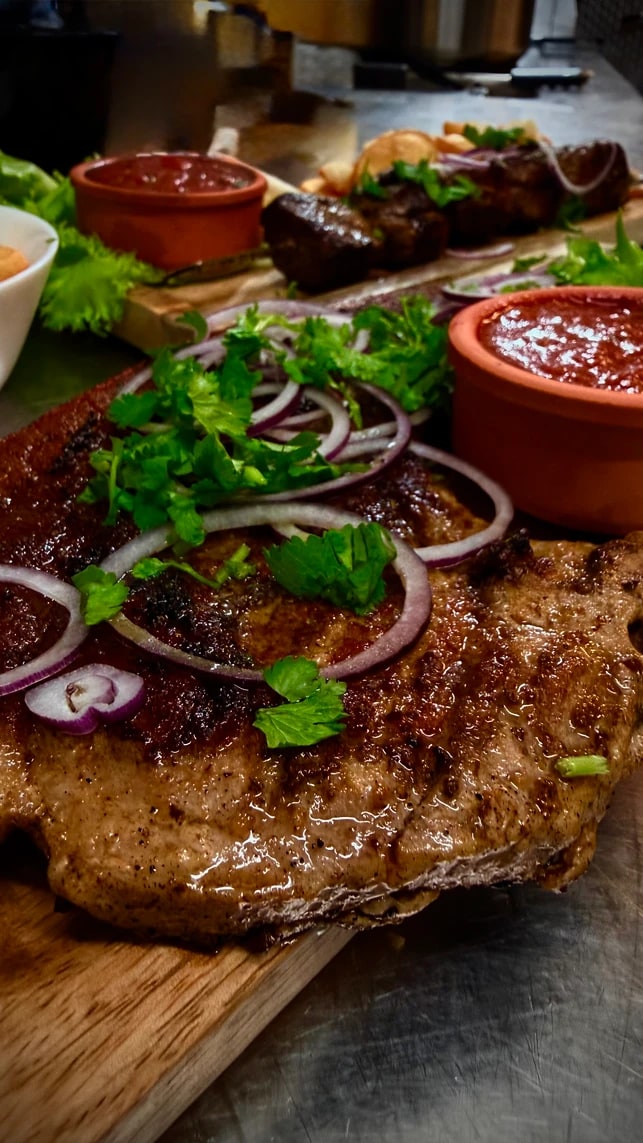 Gegrillte Spezialität mit Kräutern und Zwiebeln